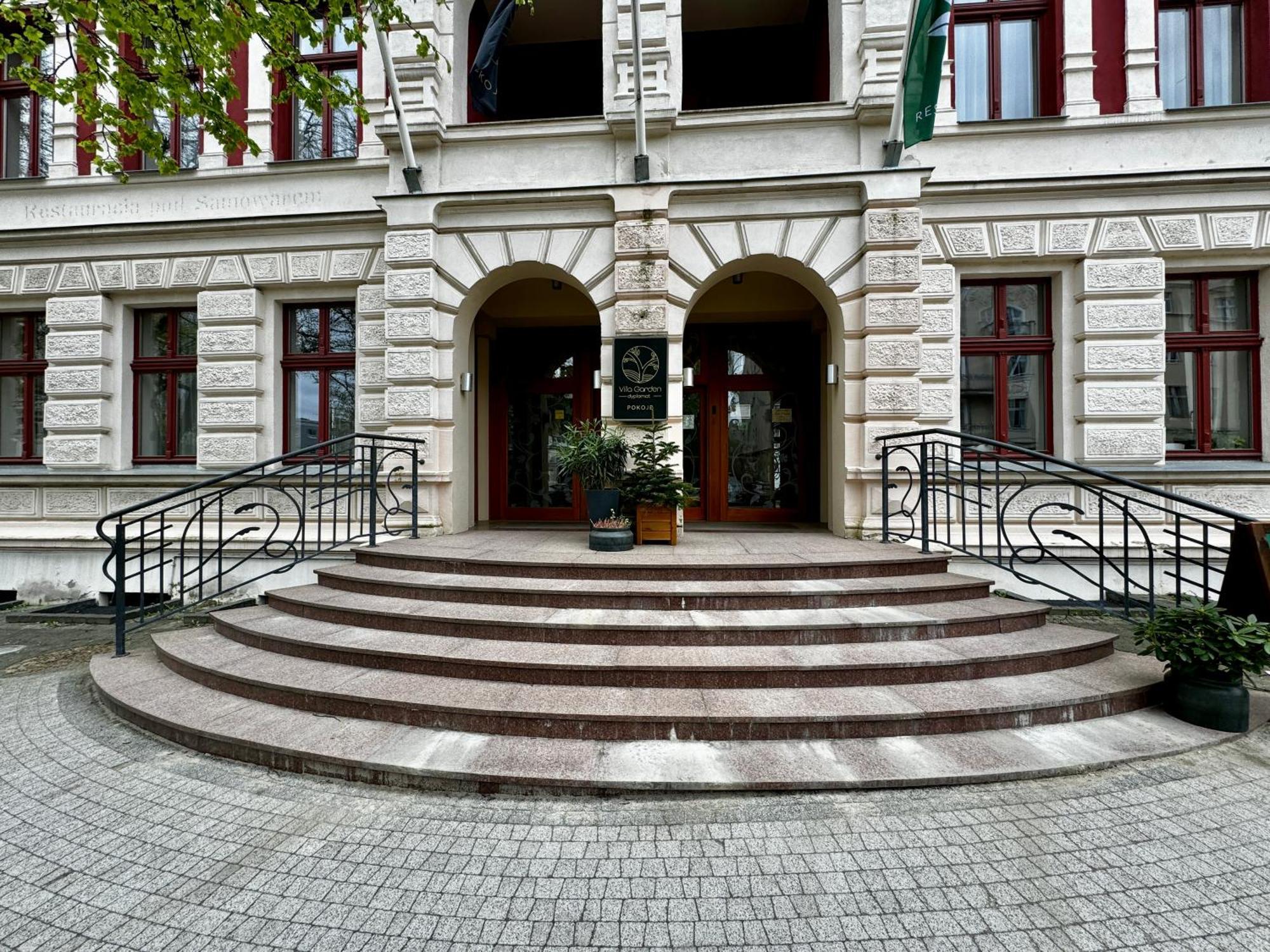 Dk Dyplomat